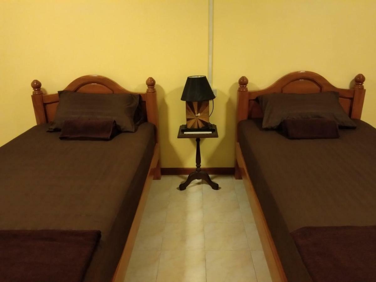 Ruan Ben Ja Don Mueang,Bangkok Hostel 외부 사진